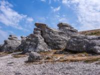 Geschichtete Raukfiguren bei Langhammarsgubben stützen sich gegenseitig ab - Insel Fårö